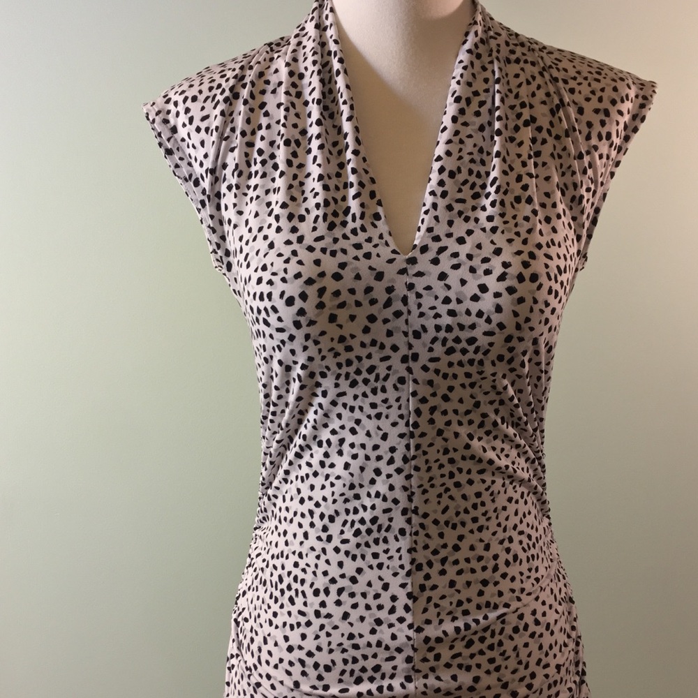 🎉NWOT | VINCE CAMUTO GEOMETRIC PRINT V-NECK TOP🎉